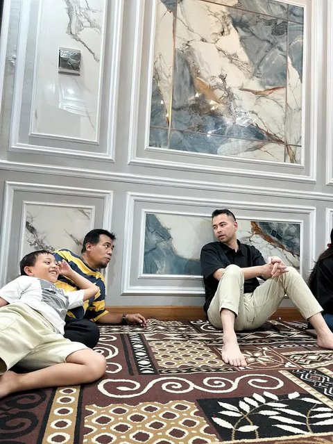 Potret Raffi Ahmad dan Nagita Slavina ke Rumah Mendiang Mpok Alpa (Sumber: IG/raffinagita1717)