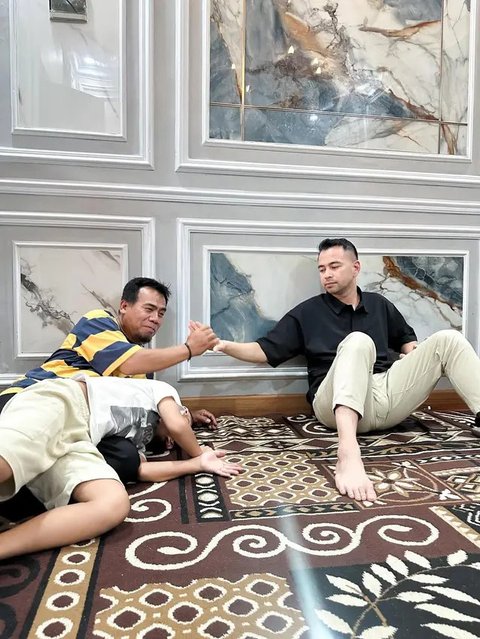 Potret Raffi Ahmad dan Nagita Slavina ke Rumah Mendiang Mpok Alpa (Sumber: IG/raffinagita1717)
