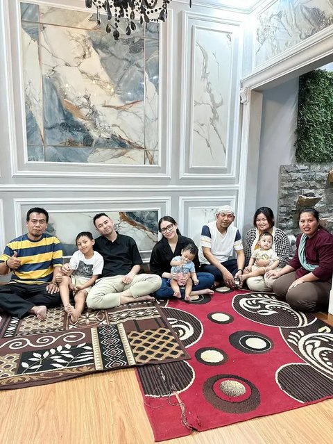 Potret Raffi Ahmad dan Nagita Slavina ke Rumah Mendiang Mpok Alpa (Sumber: IG/raffinagita1717)