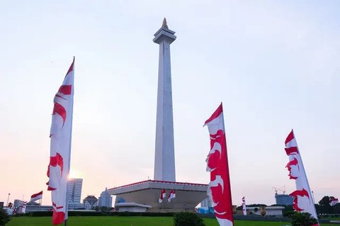 Akses transportasi yang mudah dan murah menjadikan kawasan wisata Monumen Nasional (Monas) menjadi pilihan warga bersama keluarga untuk berwisata. (Liputan6.com/Herman Zakharia)
