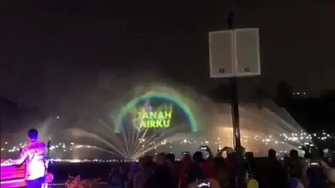 Akses transportasi yang mudah dan murah menjadikan kawasan wisata Monumen Nasional (Monas) menjadi pilihan warga bersama keluarga untuk berwisata. (Liputan6.com/Herman Zakharia)