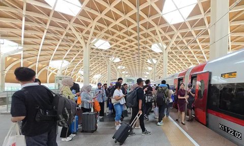 Kereta cepat Whoosh dipadati penumpang selama periode liburan Lebaran 2025. (Foto: PT KCIC)