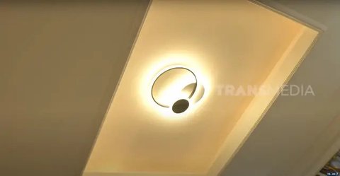 6 Foto Kamar Tidur Mpok Alpa dan Suami, Tampilan Elegan dengan Sentuhan Unik (sumber: YouTube TRANS7 OFFICIAL)