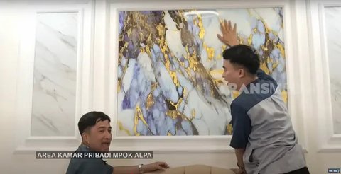 6 Foto Kamar Tidur Mpok Alpa dan Suami, Tampilan Elegan dengan Sentuhan Unik (sumber: YouTube TRANS7 OFFICIAL)