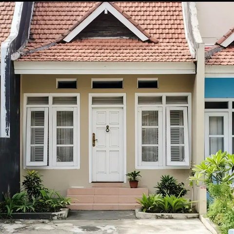 Ilustrasi tukang yang sedang mengerjakan pembangunan rumah kecil 1 kamar. Foto: Gemini