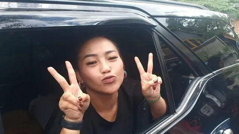 Potret Ajie Darmaji Suami Mpok Alpa yang Setia Mendampingi. (Sumber: Instagram/jie.langit)