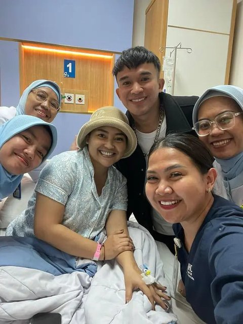 Potret Ajie Darmaji Suami Mpok Alpa yang Setia Mendampingi. (Sumber: Instagram/jie.langit)