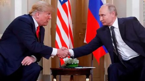 Presiden AS, Donald Trump (kanan) berbincang dengan Presiden Rusia Vladimir Putin saat bertemu di KTT G20, di Hamburg, Jerman (7/7). Pertemuan pemimpin negara adidaya ini untuk memperbaiki hu