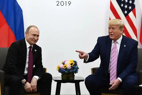 Presiden AS, Donald Trump (kanan) berbincang dengan Presiden Rusia Vladimir Putin saat bertemu di KTT G20, di Hamburg, Jerman (7/7). Pertemuan pemimpin negara adidaya ini untuk memperbaiki hu