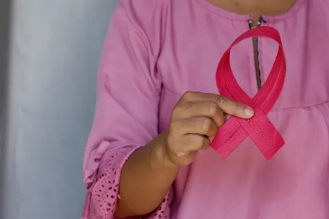 Kanker payudara bisa menyebar ke paru melalui mekanisme kompleks; ketahui jalur, gejala, diagnosis, dan terapi efektif.