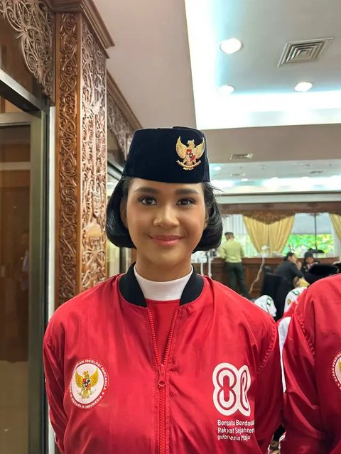 Profil dua Paskibraka Nasional 2025, Aliah Sakira (Kanan) sebagai Pembawa Baki dan Sultana Najwa (Kiri) sebagai Pembawa Baki Cadangan di penurunan Bendera Merah Putih HUT RI di Istana Nega