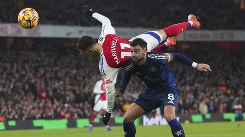 Pelatih Manchester United, Ruben Amorim memberikan tepuk tangan setelah timnya kalah dari West Ham United dalam laga lanjutan Liga Inggris 2024/2025 di Old Trafford, Manchester, Inggris, M