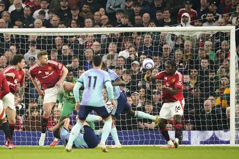 Pelatih Manchester United, Ruben Amorim memberikan tepuk tangan setelah timnya kalah dari West Ham United dalam laga lanjutan Liga Inggris 2024/2025 di Old Trafford, Manchester, Inggris, M