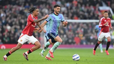 Pelatih Manchester United, Ruben Amorim memberikan tepuk tangan setelah timnya kalah dari West Ham United dalam laga lanjutan Liga Inggris 2024/2025 di Old Trafford, Manchester, Inggris, M