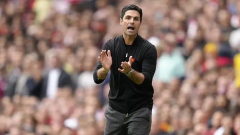 Gelandang Arsenal asal Inggris bernomor punggung 49, Myles Lewis-Skelly, berlari dengan bola selama pertandingan sepak bola persahabatan pra-musim untuk final Piala Emirates antara Arsenal