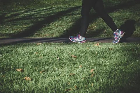 Ilustrasi orang berjalan kaki. (dok. Unsplash/Emma Simpson)