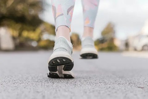 Ilustrasi orang berjalan kaki. (dok. Unsplash/Emma Simpson)