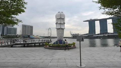 Para wisatawan mengunjungi Taman Merlion di Singapura pada 6 Maret 2020. Tempat-tempat wisata utama di Singapura sepi dari turis di tengah epidemi virus corona COVID-19. (Xinhua/Then Chih