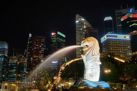 Para wisatawan mengunjungi Taman Merlion di Singapura pada 6 Maret 2020. Tempat-tempat wisata utama di Singapura sepi dari turis di tengah epidemi virus corona COVID-19. (Xinhua/Then Chih