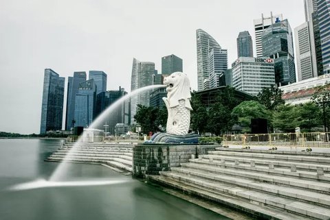Para wisatawan mengunjungi Taman Merlion di Singapura pada 6 Maret 2020. Tempat-tempat wisata utama di Singapura sepi dari turis di tengah epidemi virus corona COVID-19. (Xinhua/Then Chih
