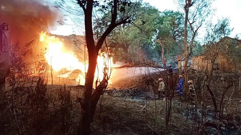 Kebakaran hebat sumur minyak di Dukuh Gendono, Desa Gandu, Kecamatan Bogorejo, saat Hari Ulang Tahun ke-80 Republik Indonesia (HUT ke-80 RI). (Liputan6.com/Ahmad Adirin)