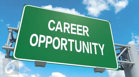 Pengunjung mencoba perangkat telpon Samsung di sela-sela peresmian Samsung Experince Store di Cilandak Town Square, Jakarta (3/11/2021). PT Global Teknologi Niaga (GTN), anak perusahaan dari