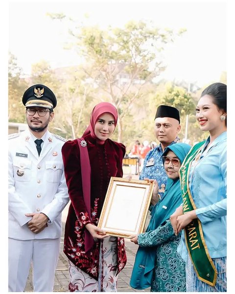 Syahnaz Sadiqah di upacara HUT ke-80 RI di Kab. Bandung Barat. [IG: @syahnazs]