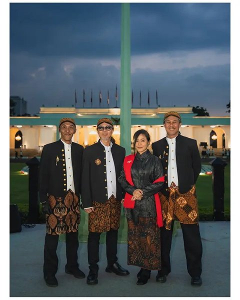 Artis di Upacara Penurunan Bendera HUT ke-80 RI di Istana Merdeka. [YouTube: Sekretariat Presiden]