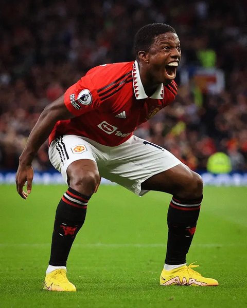 Tyrell Malacia tampil agresif di sisi kiri pertahanan Manchester United. Ia mampu mencatatkan lima tekel bersih dan satu sapuan. (AFP/Lindsey Parnaby)