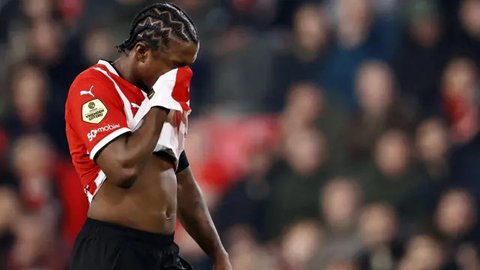 Tyrell Malacia tampil agresif di sisi kiri pertahanan Manchester United. Ia mampu mencatatkan lima tekel bersih dan satu sapuan. (AFP/Lindsey Parnaby)