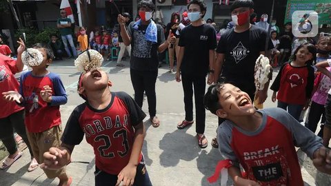 Anak-anak mengikuti lomba makan kerupuk saat acara kegiatan tujuh belas Agustus di Cinere, Depok, Senin (17/8/2020). Warga di sejumlah kampung di wilayah Jabodetabek tetap melakukan beragam k