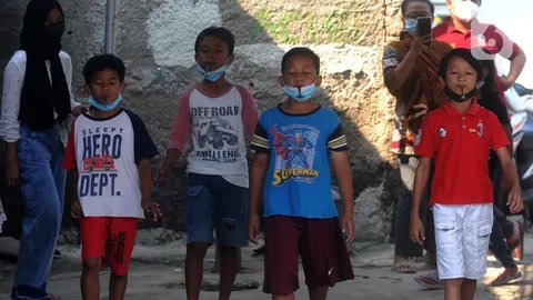 Anak-anak mengikuti lomba makan kerupuk saat acara kegiatan tujuh belas Agustus di Cinere, Depok, Senin (17/8/2020). Warga di sejumlah kampung di wilayah Jabodetabek tetap melakukan beragam k