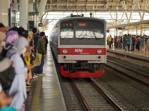Penumpang berada di dalam rangkaian KRL di Stasiun KRL Commuter Line Sudirman, Jakarta, Jumat (30/12/2022). Sebelumnya, PT Kereta Commuter Indonesia (KCI) mengatakan, hingga saat ini, kena