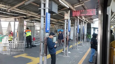 Penumpang berada di dalam rangkaian KRL di Stasiun KRL Commuter Line Sudirman, Jakarta, Jumat (30/12/2022). Sebelumnya, PT Kereta Commuter Indonesia (KCI) mengatakan, hingga saat ini, kena