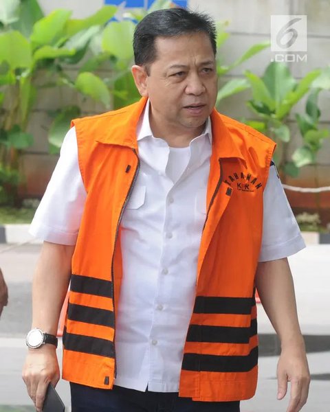 Terpidana korupsi E-KTP, Setya Novanto (kiri) usai menjalani pemeriksaan di Gedung KPK, Jakarta, Kamis (12/9/19). SN diperiksa sebagai saksi kasus tindak pidana korupsi Pengadaan Paket Penera