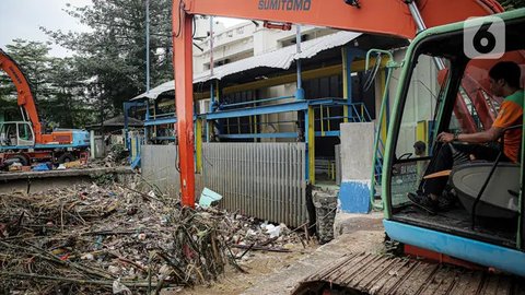 Gelombang tinggi dan angin kencang menghantam pesisir Jakarta, Kamis (9/1/2020). Pemprov DKI Jakarta melalui Dinas Sumber Daya Air (SDA) memetakan kawasan yang rawan diterjang banjir rob sela