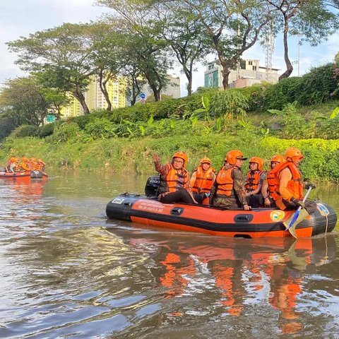 Gelombang tinggi dan angin kencang menghantam pesisir Jakarta, Kamis (9/1/2020). Pemprov DKI Jakarta melalui Dinas Sumber Daya Air (SDA) memetakan kawasan yang rawan diterjang banjir rob sela