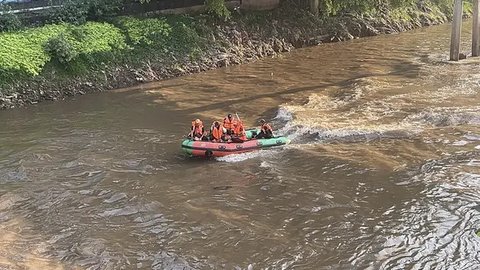 Gelombang tinggi dan angin kencang menghantam pesisir Jakarta, Kamis (9/1/2020). Pemprov DKI Jakarta melalui Dinas Sumber Daya Air (SDA) memetakan kawasan yang rawan diterjang banjir rob sela