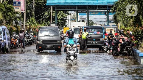Sejumlah kendaraan melintas saat hujan di Bundaran HI, Jakarta, Jumat (18/2/2022). BMKG mengungkapkan potensi curah hujan meningkat dan cuaca ekstrem sepanjang 17-23 Februari 2022. Sejumlah w