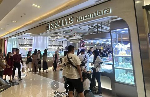 Karyawan melayani calon pembeli emas di Galeri 24 Pegadaian, Jakarta, Rabu (14/5/2025). (Liputan6.com/Angga Yuniar)