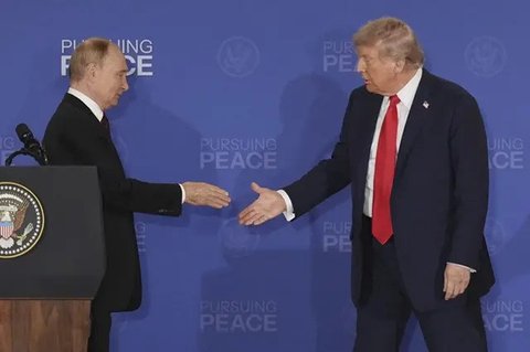 Presiden Donald Trump menyambut Presiden Rusia Vladimir Putin di Pangkalan Gabungan Elmendorf-Richardson, Alaska, Amerika Serikat, Jumat (15/8/2025). (Dok. AP/Julia Demaree Nikhinson)