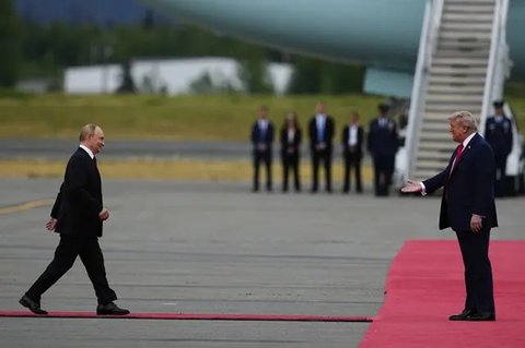 Presiden Donald Trump menyambut Presiden Rusia Vladimir Putin di Pangkalan Gabungan Elmendorf-Richardson, Alaska, Amerika Serikat, Jumat (15/8/2025). (Dok. AP/Julia Demaree Nikhinson)