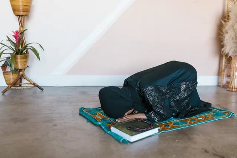 Simak tata cara sholat istikharah dan berbagai manfaatnya! (pexels.com/Thirdman).