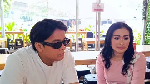 Suasana proses pemakaman comedian Mpok Alpa di TPU Kujaran, dekat Studio Persari, Jakarta Selatan, Kamis (15/8/2025). (Liputan6.com/M. Altaf Jauhar)