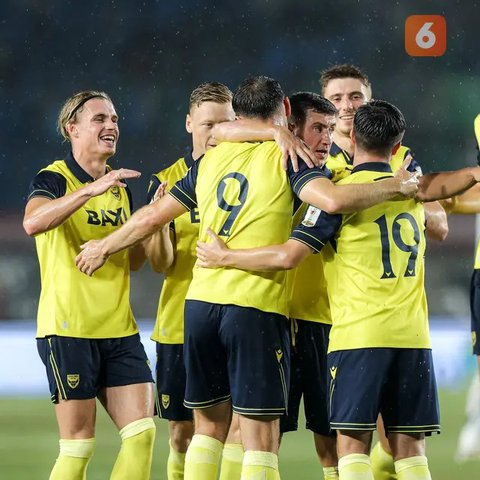 Pelatih Oxford United, Gary Rowett, memimpin anak asuhnya menghadapi Liga Indonesia All Star pada laga pertama Grup A Piala Presiden 2025 di Stadion Utama Gelora Bung Karno (SUGBK), Jakart