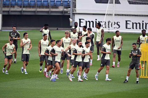 Pelatih Real Madrid, Xabi Alonso, berbicara dengan para pemainnya dalam pertandingan Grup H Piala Dunia Antarklub antara Real Madrid dan Al Hilal di Miami Gardens, Florida, Rabu, 18 Juni 2