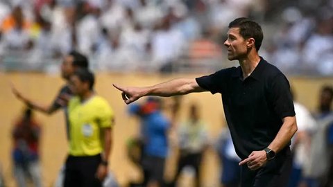 Pelatih Real Madrid, Xabi Alonso, berbicara dengan para pemainnya dalam pertandingan Grup H Piala Dunia Antarklub antara Real Madrid dan Al Hilal di Miami Gardens, Florida, Rabu, 18 Juni 2