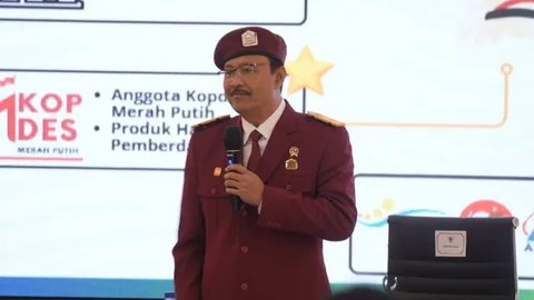 Menteri Sosial (Mensos), Saifullah Yusuf atau Gus Ipul saat memberi pembekalan Kepala Sekolah dan Guru Sekolah Rakyat di Pusat Pendidikan, Pelatihan dan Pengembangan Profesi (Pusdiklatbangpro