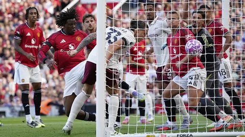 Di menit ke-79, Manchester United berbalik unggul lewat sundulan keras Casemiro yang berhasil merobek jala gawang Athletic Bilbao yang dijaga Julen Agirrezabala. (Oli SCARFF/AFP)