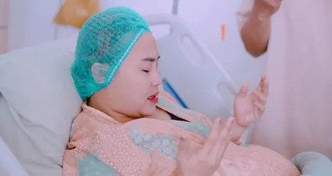 Potret Mpok Alpa saat Melahirkan Anak Kembar (@nina_mpokalpa)